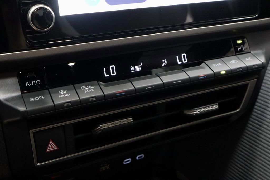 Used 2025 Toyota Camry SE AWD/4WD image 30