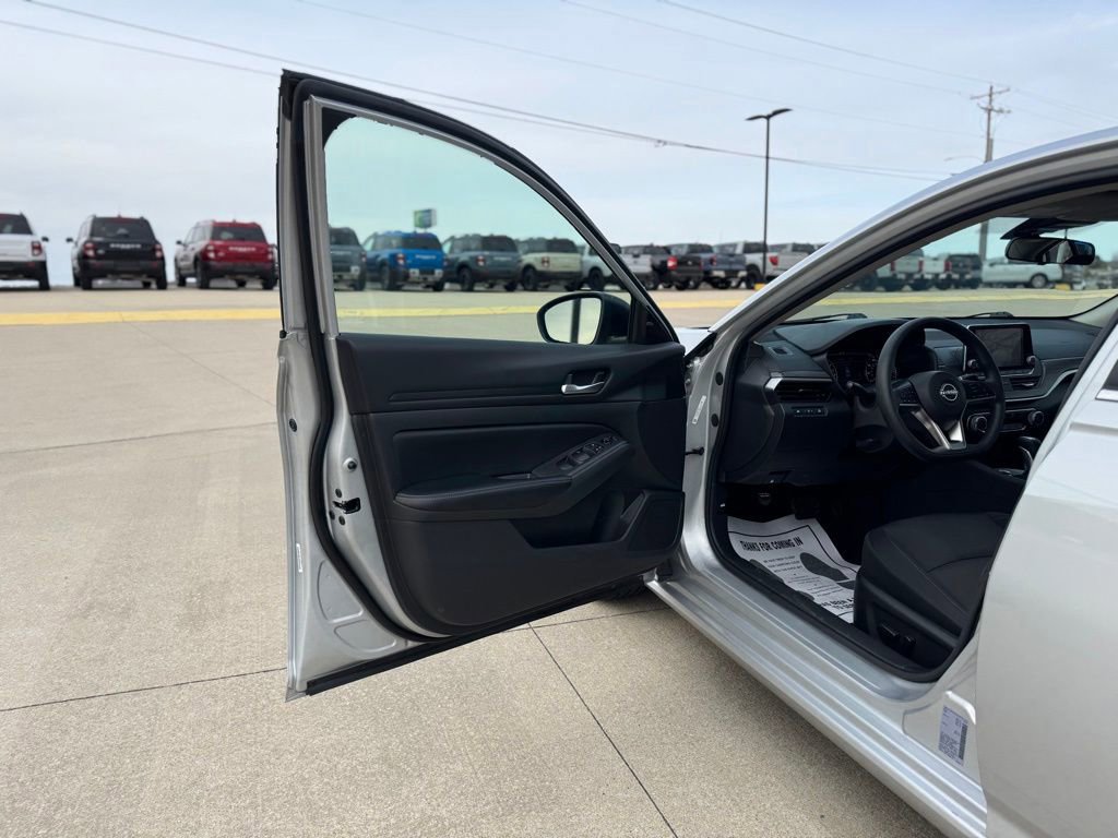 Used 2024 Nissan Altima 2.5 SV FWD image 10
