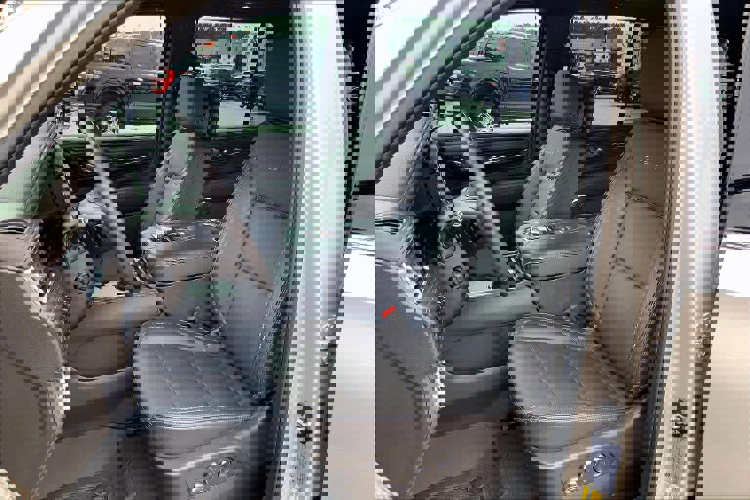 Used 2024 GMC Yukon Denali w/ Advanced Technology Package image 8