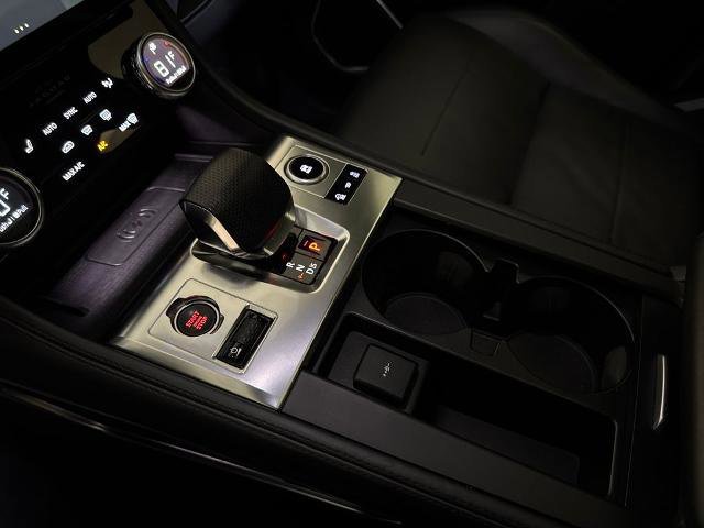 Used 2023 Jaguar F-PACE SVR image 24