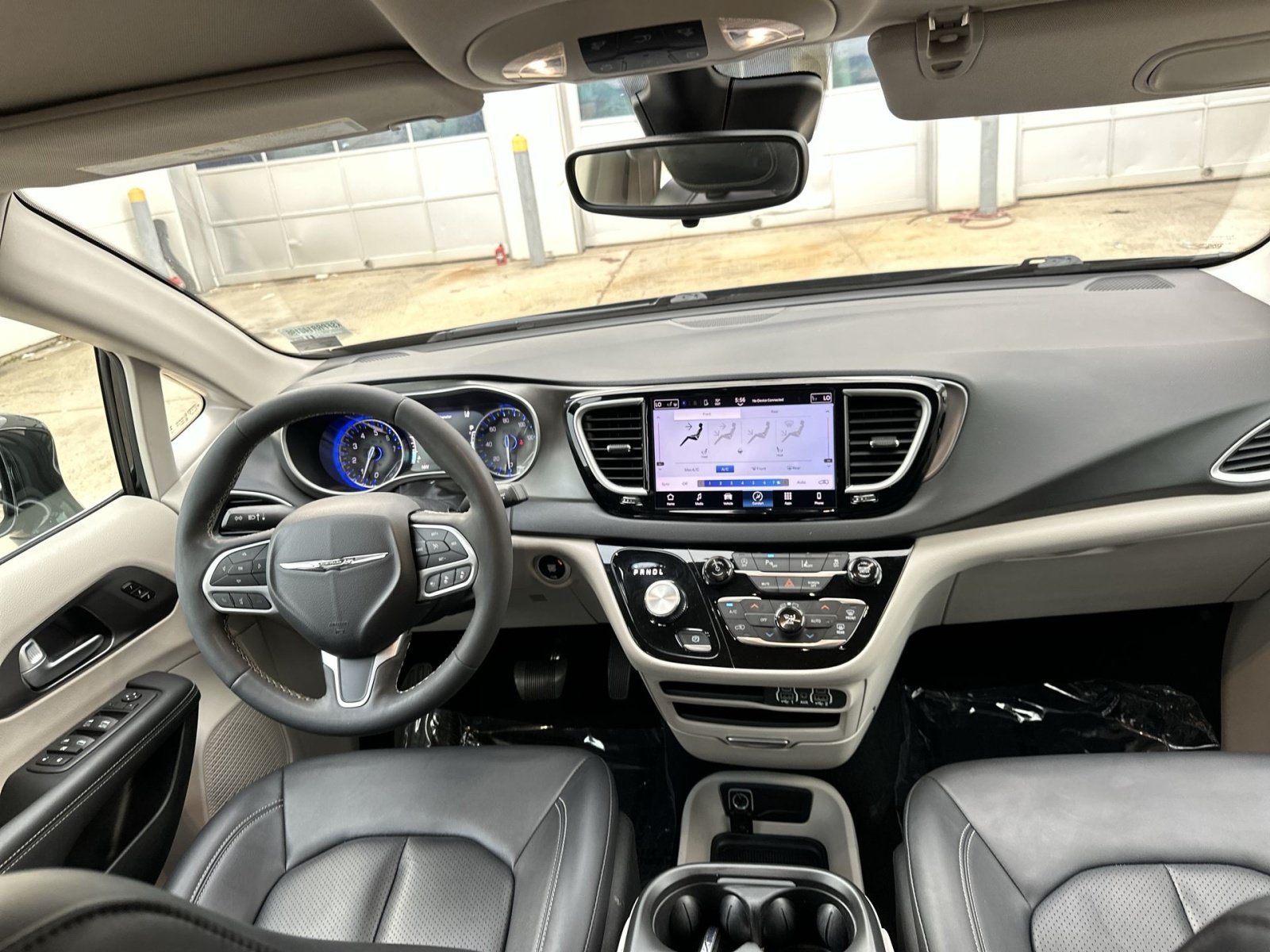 Used 2024 Chrysler Pacifica Touring-L FWD image 24