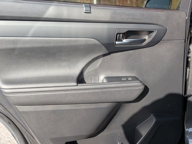 Used 2020 Toyota Highlander XLE image 27