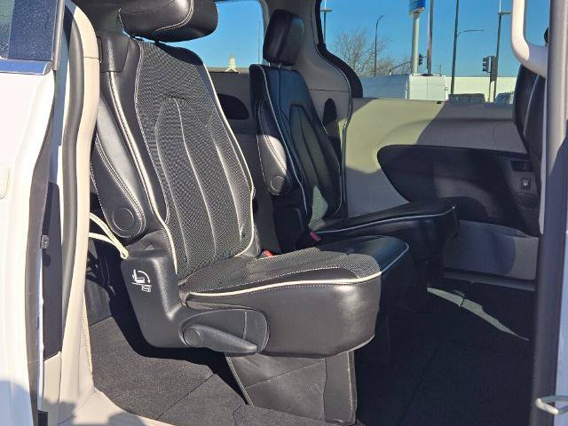 Used 2024 Chrysler Pacifica Limited FWD image 9