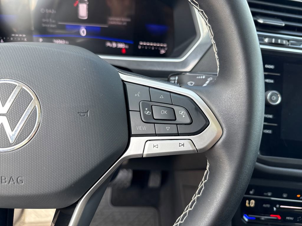 Used 2024 Volkswagen Tiguan SE w/ Panoramic Sunroof Package image 17