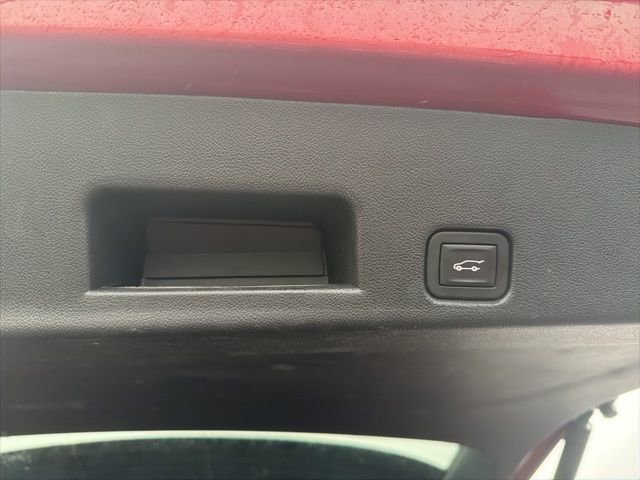 Used 2025 Chevrolet Traverse LT w/ Driver Confidence Package image 9