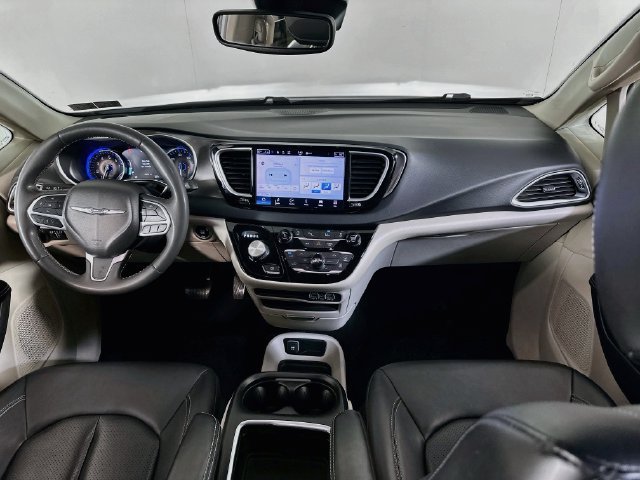 Used 2024 Chrysler Pacifica Touring-L FWD image 17