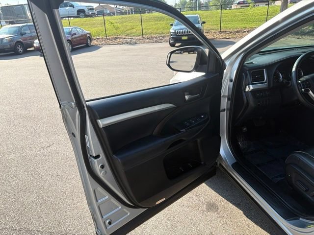 Used 2019 Toyota Highlander XLE AWD/4WD image 12