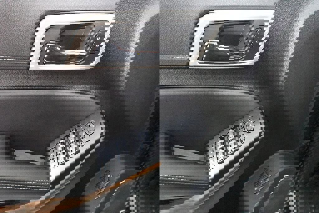 Used 2020 GMC Yukon Denali w/ Denali Ultimate Black Edition image 9