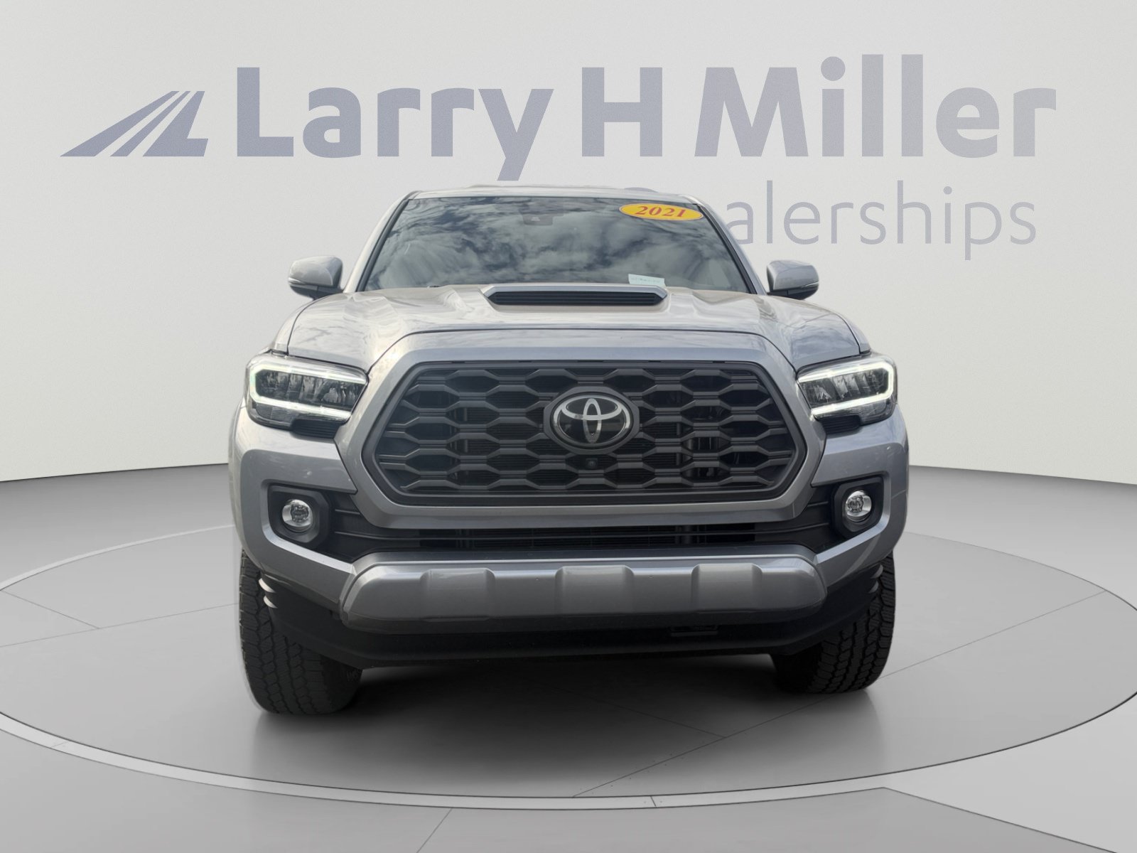 Used 2021 Toyota Tacoma TRD Sport w/ TRD Premium Sport Package AWD/4WD image 8