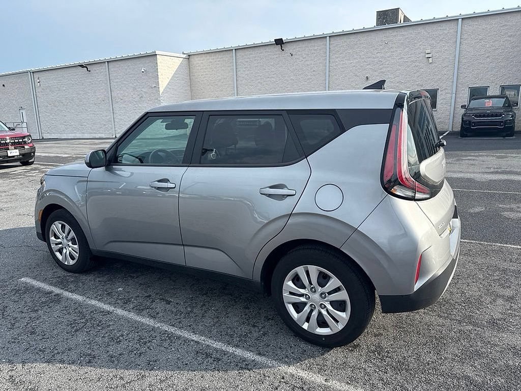 Used 2023 Kia Soul LX FWD image 3