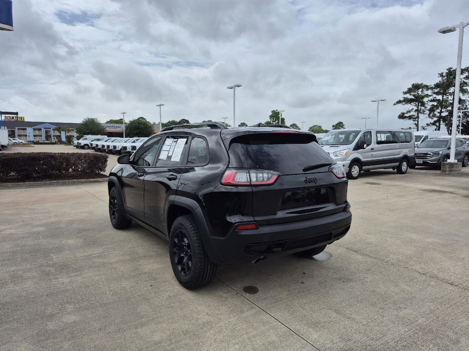 Used 2022 Jeep Cherokee Latitude AWD/4WD image 3