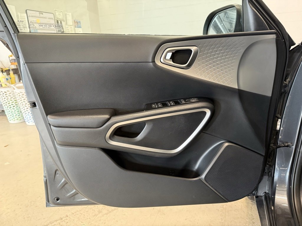 Used 2022 Kia Soul LX image 18