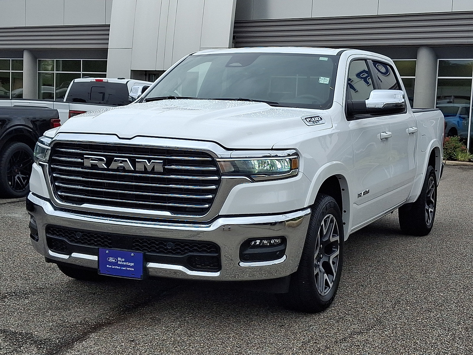 Used 2025 RAM 1500 Laramie AWD/4WD image 4
