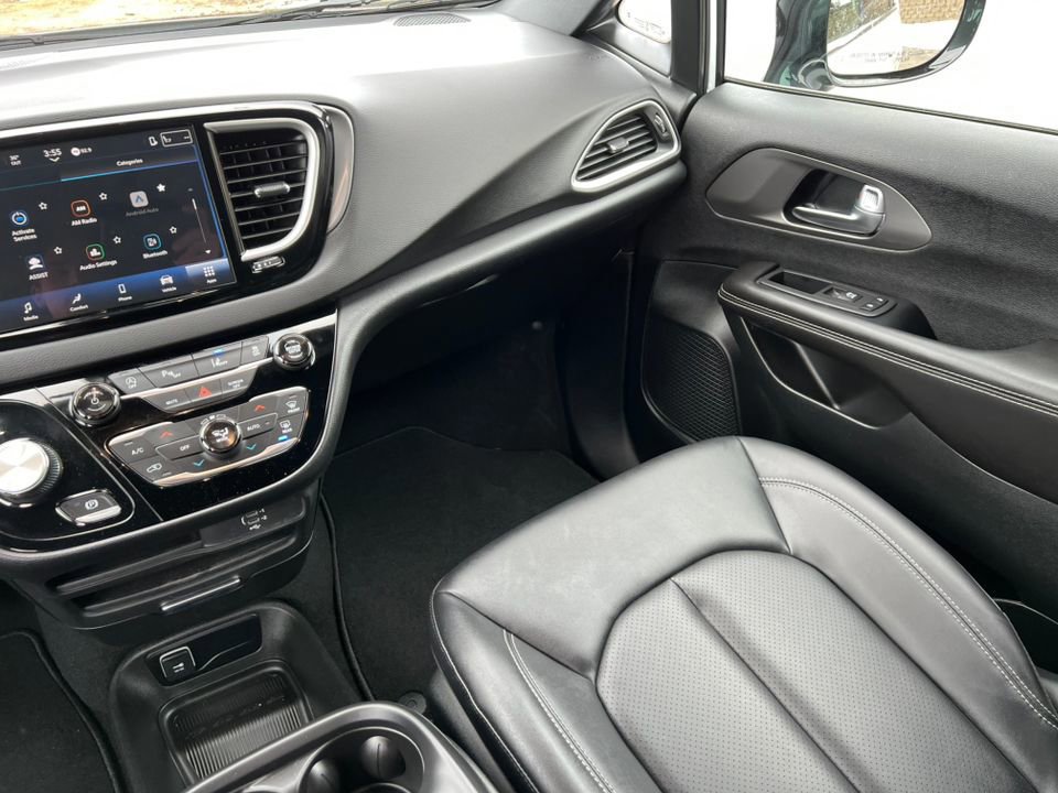 Used 2026 Chrysler Pacifica Select image 35