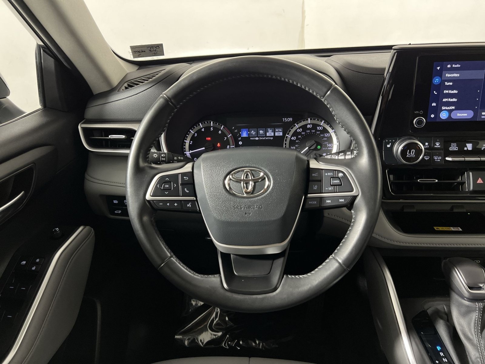 Used 2024 Toyota Highlander XLE AWD/4WD image 16