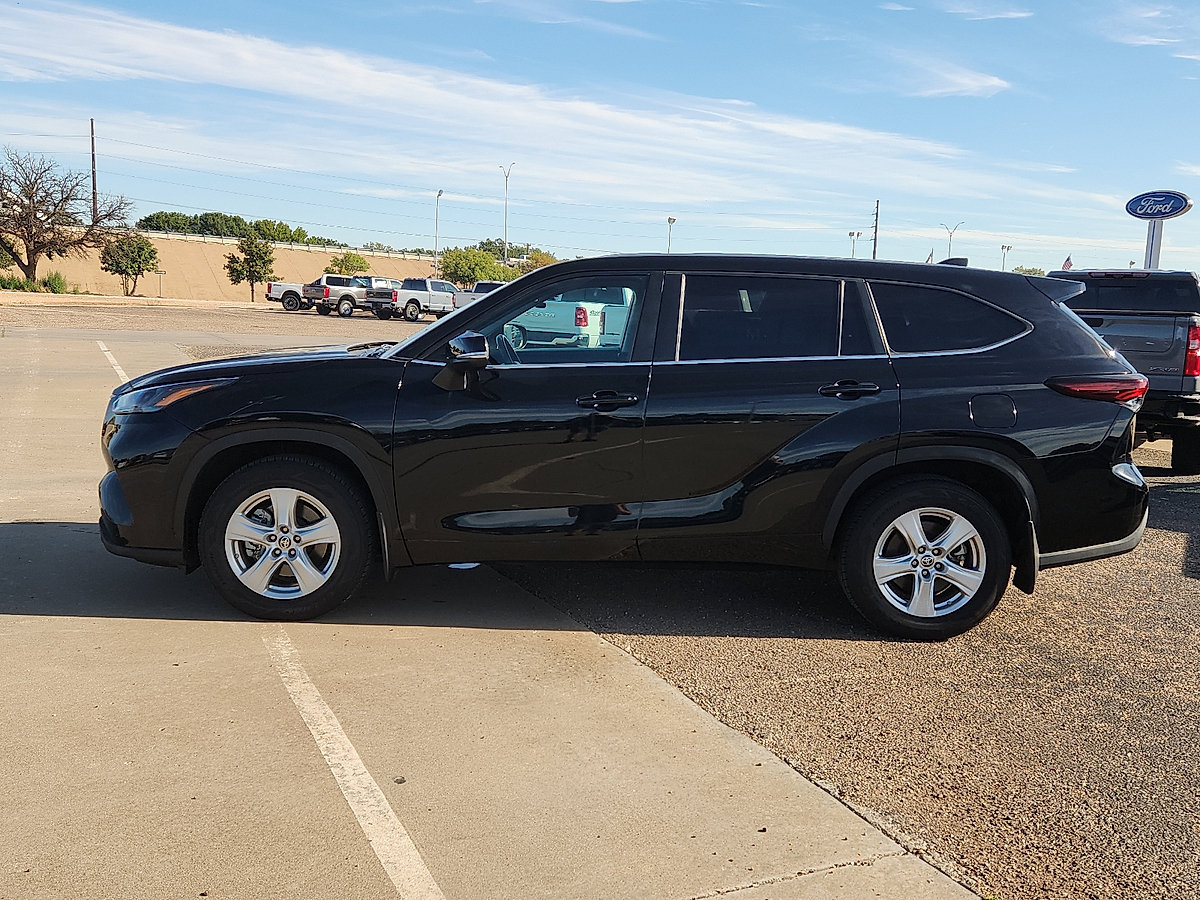 Used 2024 Toyota Highlander LE AWD/4WD image 2