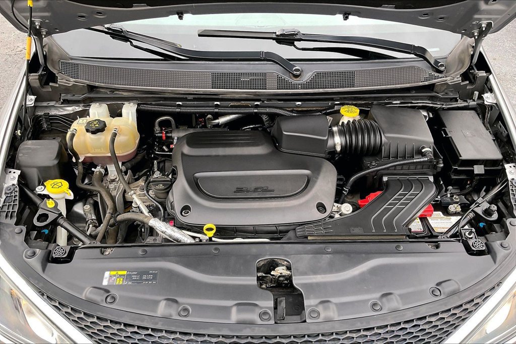 Used 2019 Chrysler Pacifica Touring Plus w/ Cold Weather Group FWD image 9