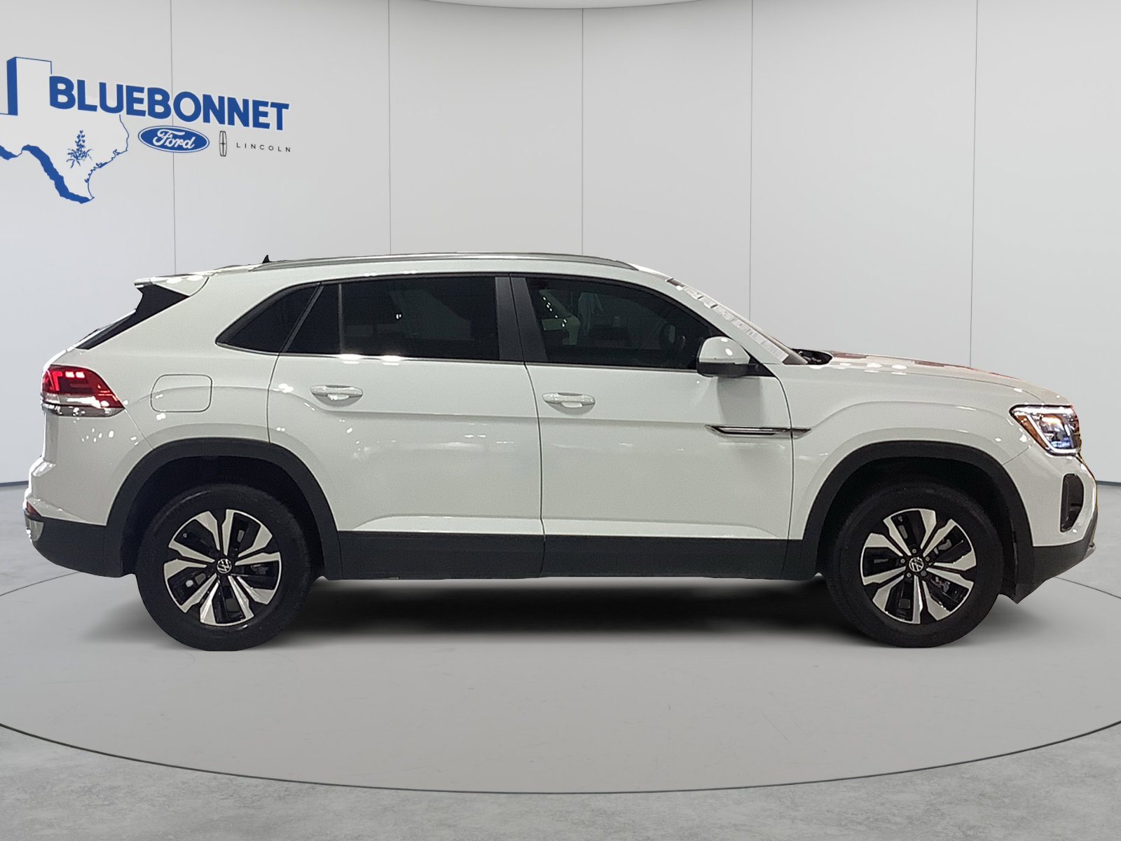 Used 2024 Volkswagen Atlas Cross Sport SE FWD image 4