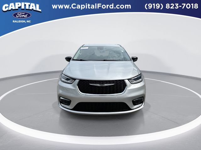 Used 2024 Chrysler Pacifica Touring-L FWD image 3