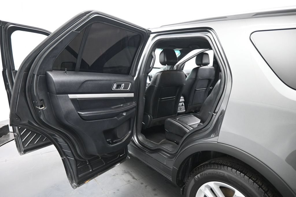Certified 2017 Ford Explorer XLT w/ Equipment Group 202A FWD image 17