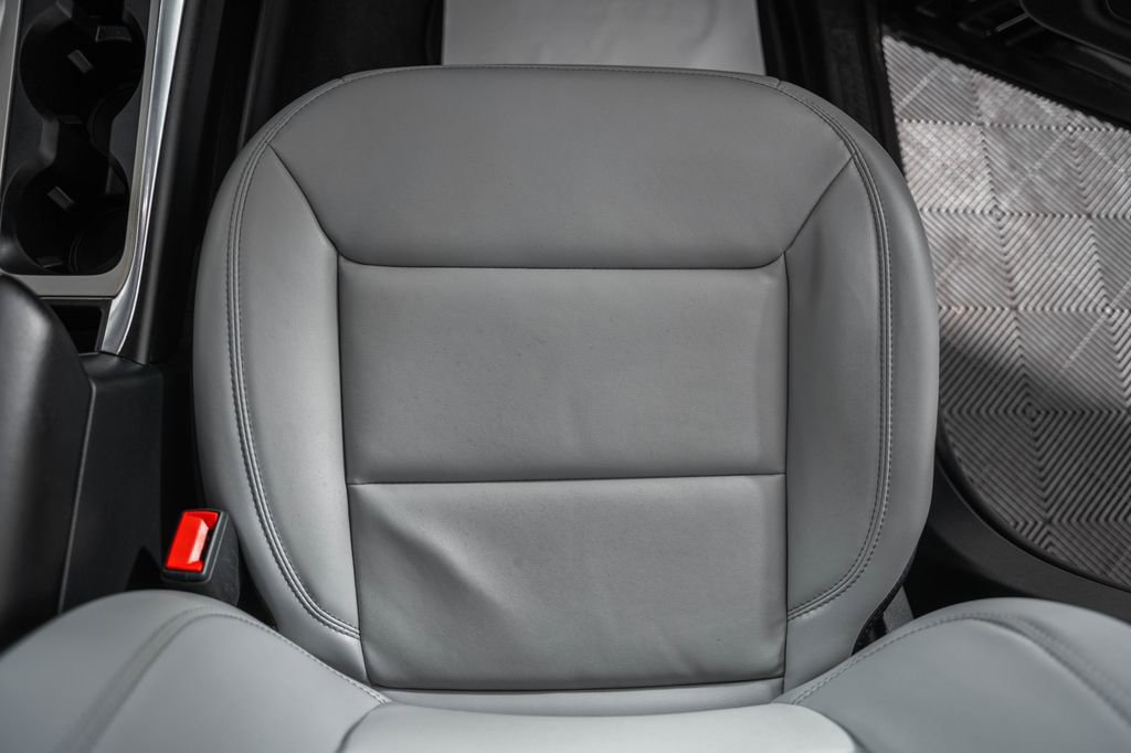 Certified 2021 Ford Explorer XLT w/ Equipment Group 202A image 34