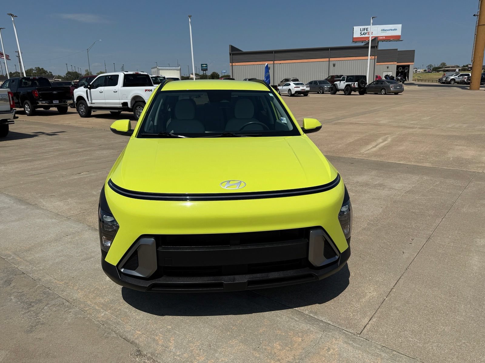 Used 2025 Hyundai Kona SEL FWD image 2