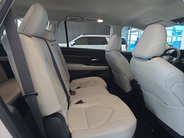Used 2024 Toyota Grand Highlander AWD image 16