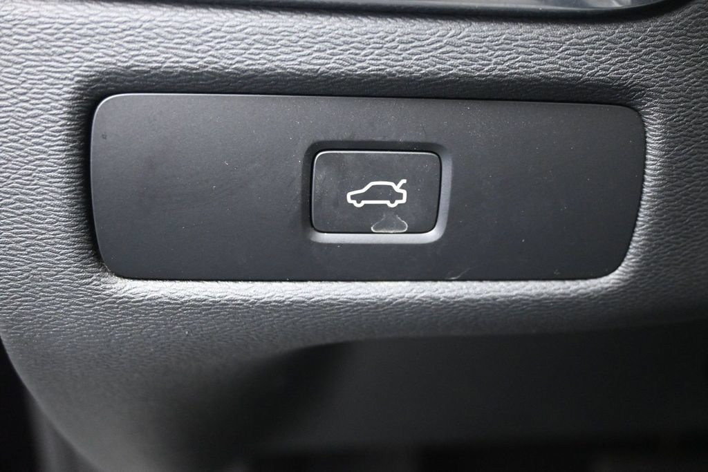Used 2025 Volvo XC60 B5 Plus AWD/4WD image 11