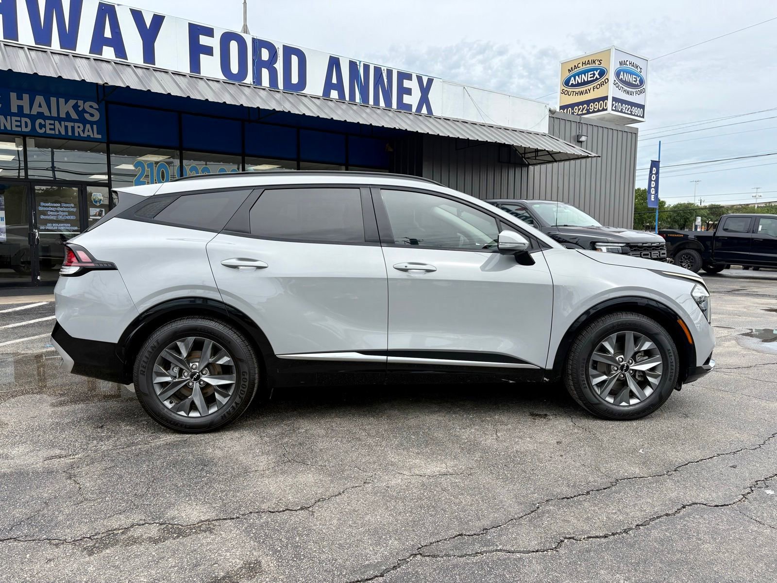 Used 2023 Kia Sportage SX FWD image 2