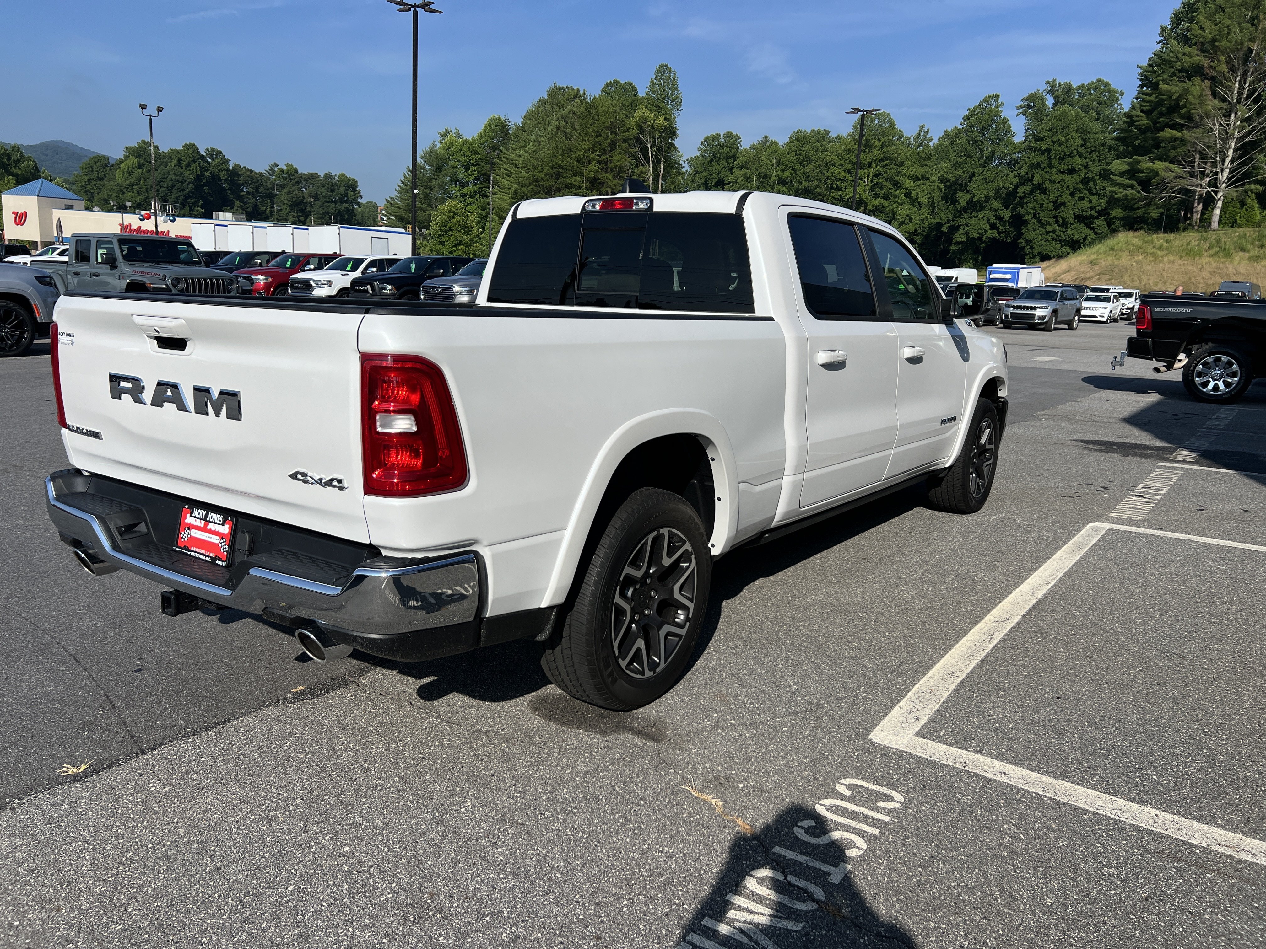 Used 2025 RAM 1500 Laramie AWD/4WD image 3