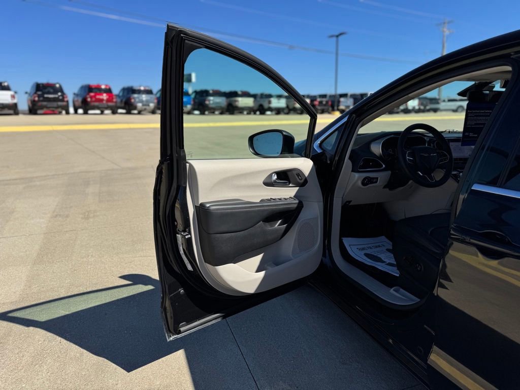 Used 2023 Chrysler Pacifica Touring-L image 10