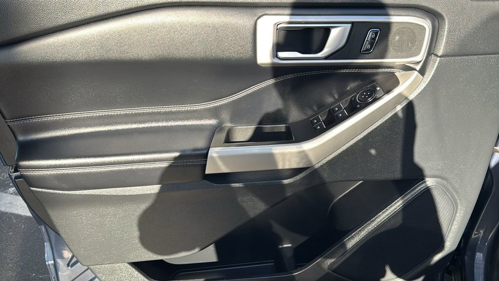 Certified 2021 Ford Explorer XLT w/ Equipment Group 202A RWD image 18