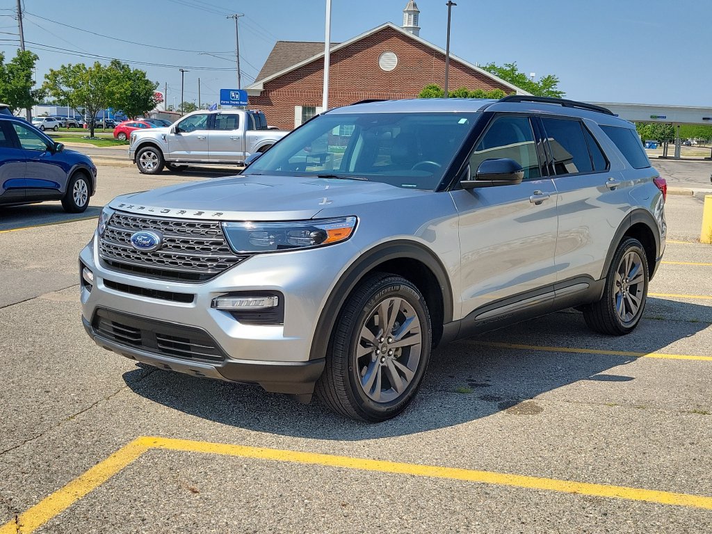 Certified 2023 Ford Explorer XLT w/ Equipment Group 202A AWD/4WD image 2