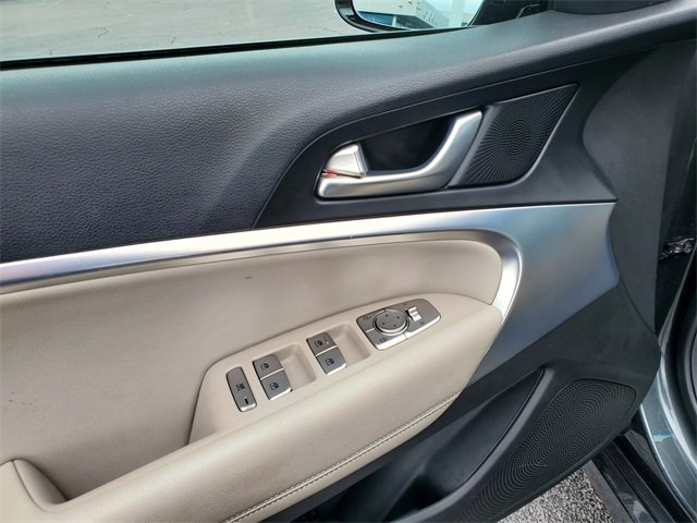 Used 2022 Genesis G70 2.0T image 11