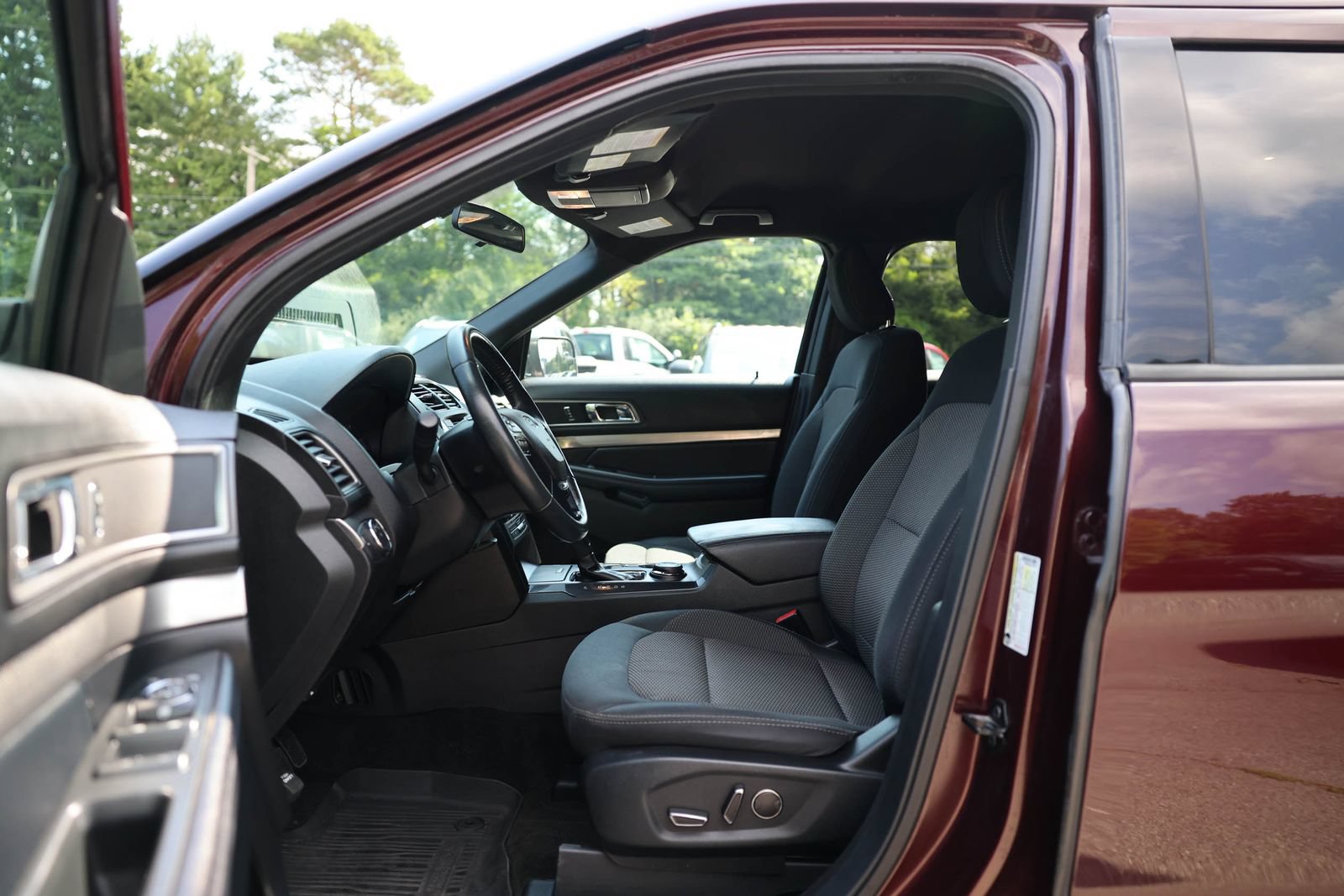 Certified 2018 Ford Explorer XLT AWD/4WD image 17