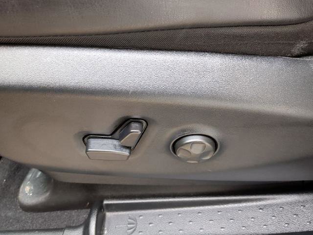 Used 2025 Chrysler Pacifica Limited w/ Uconnect Theater Family Group image 23