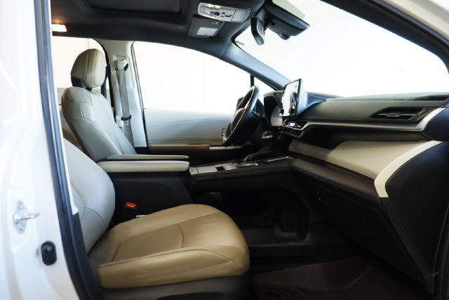 Used 2021 Toyota Sienna XLE FWD image 24