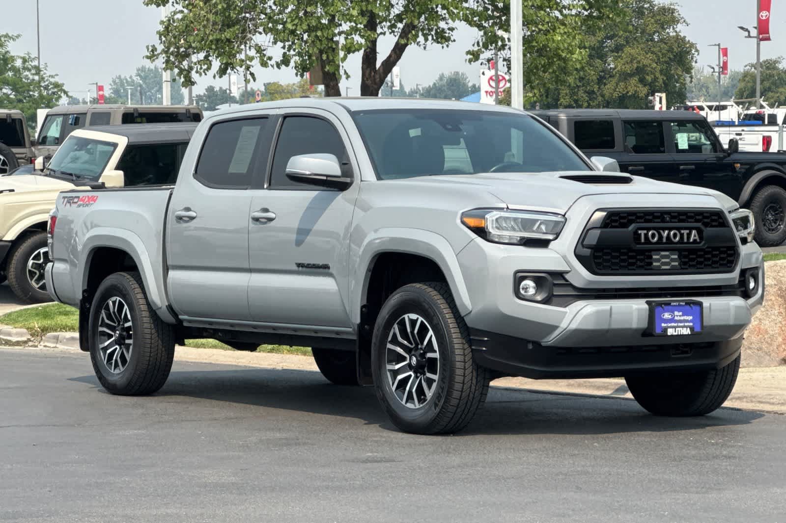 Used 2020 Toyota Tacoma TRD Sport w/ TRD Premium Sport Package AWD/4WD image 9