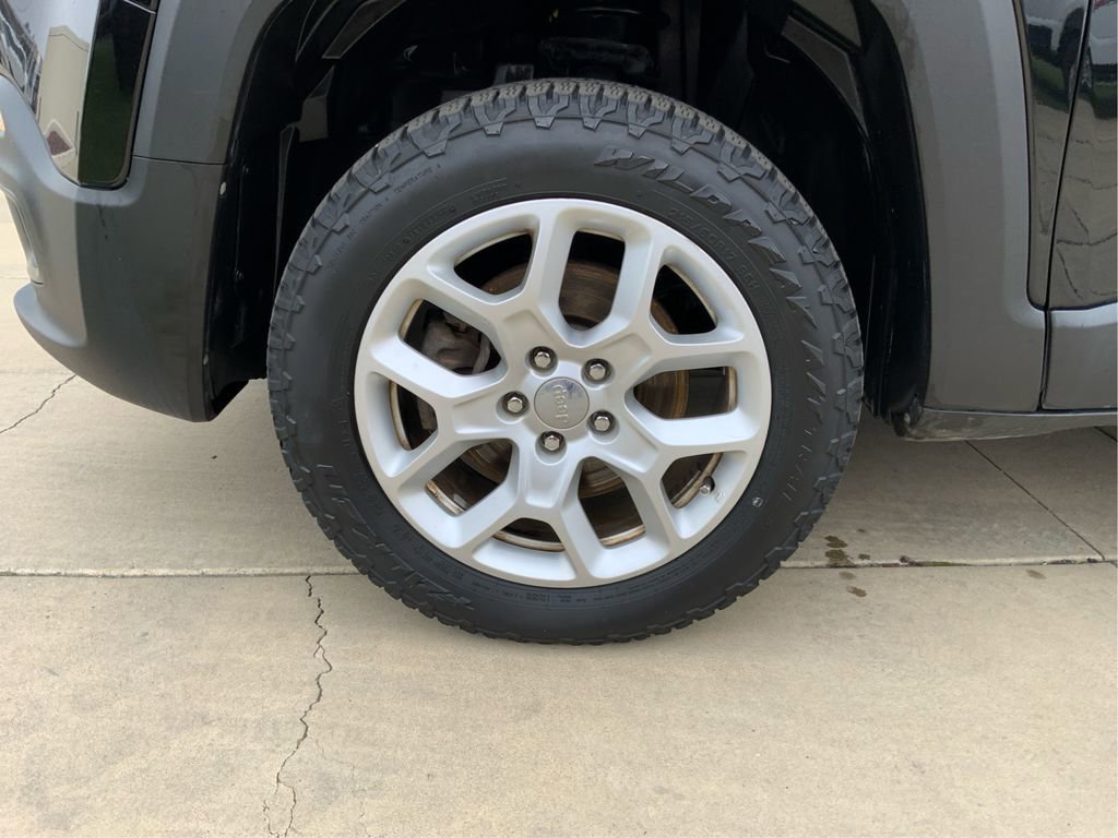 Used 2018 Jeep Renegade Latitude w/ Cold Weather Group image 25