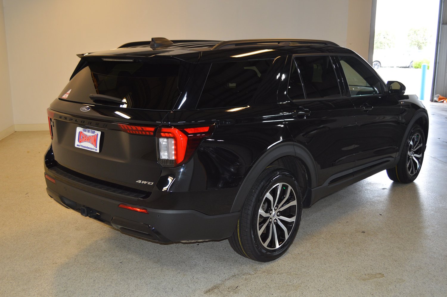 Certified 2025 Ford Explorer ST-Line AWD/4WD image 3