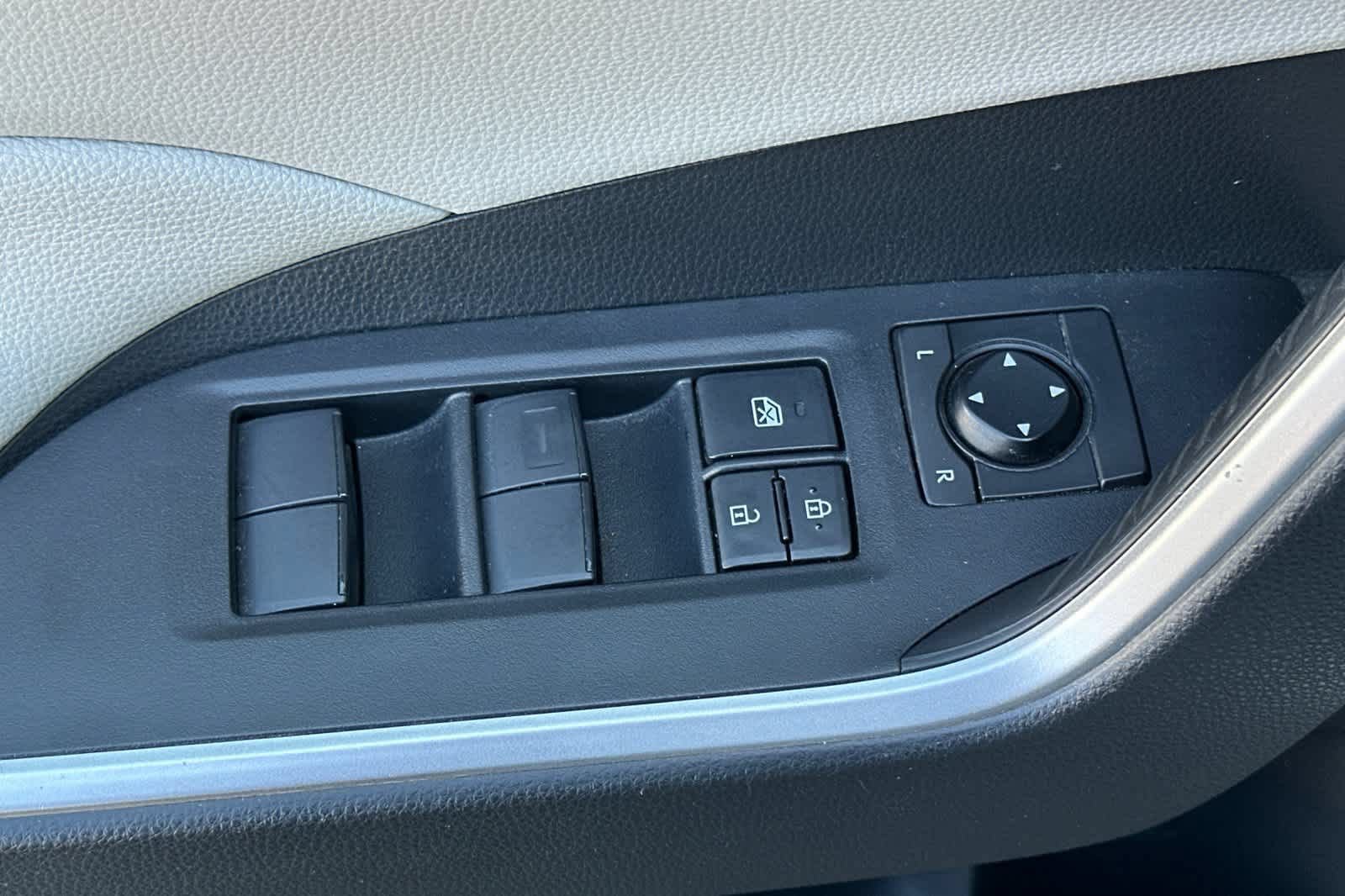 Used 2021 Toyota RAV4 XLE w/ Convenience Package AWD/4WD image 14