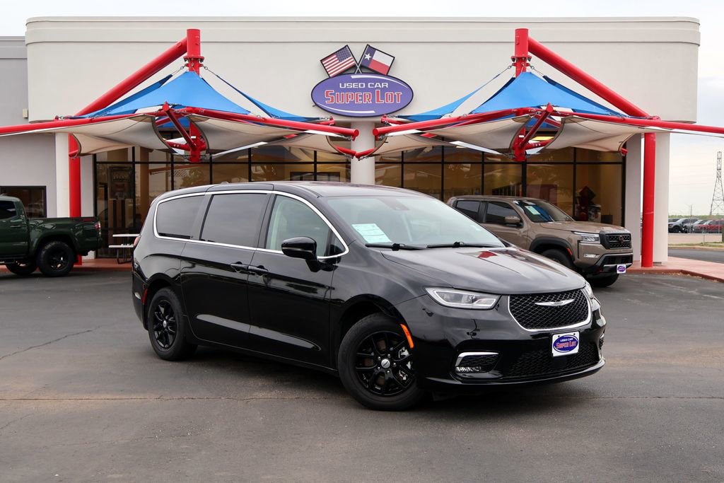 Used 2024 Chrysler Pacifica Touring-L FWD image 1