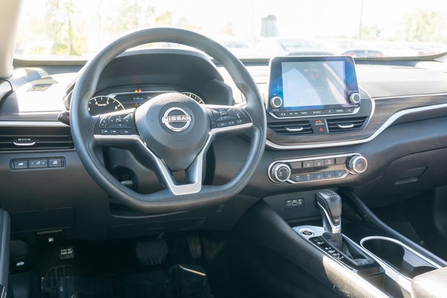 Used 2024 Nissan Altima 2.5 SV FWD image 13