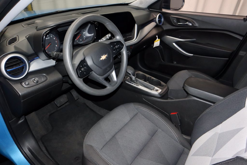 Used 2025 Chevrolet Trax LS FWD image 24