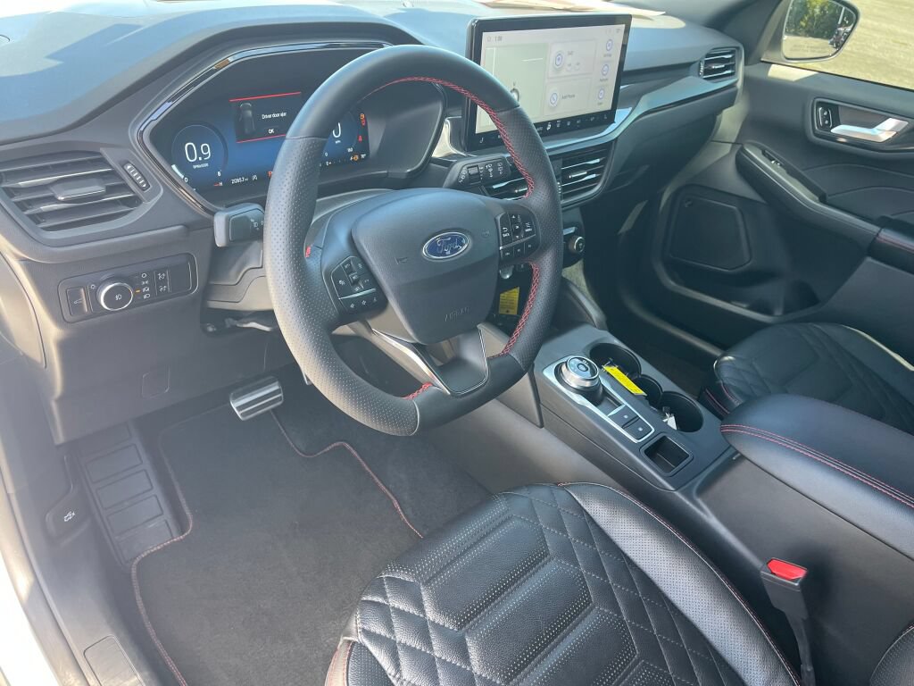 Certified 2023 Ford Escape ST-Line Elite w/ Premium Technology Package AWD/4WD image 5