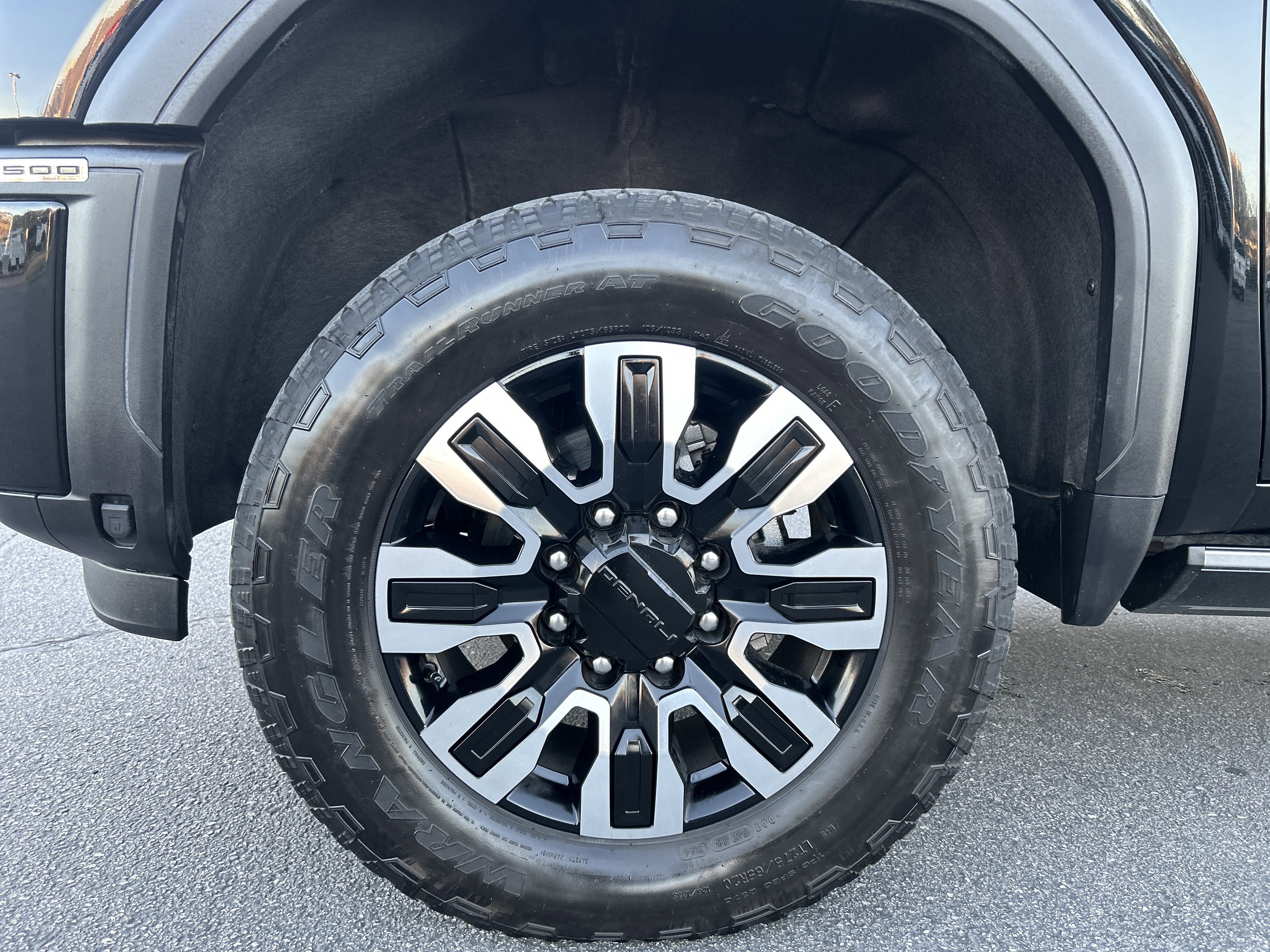 Used 2025 GMC Sierra 2500 Denali Ultimate w/ Max Trailering Package image 11