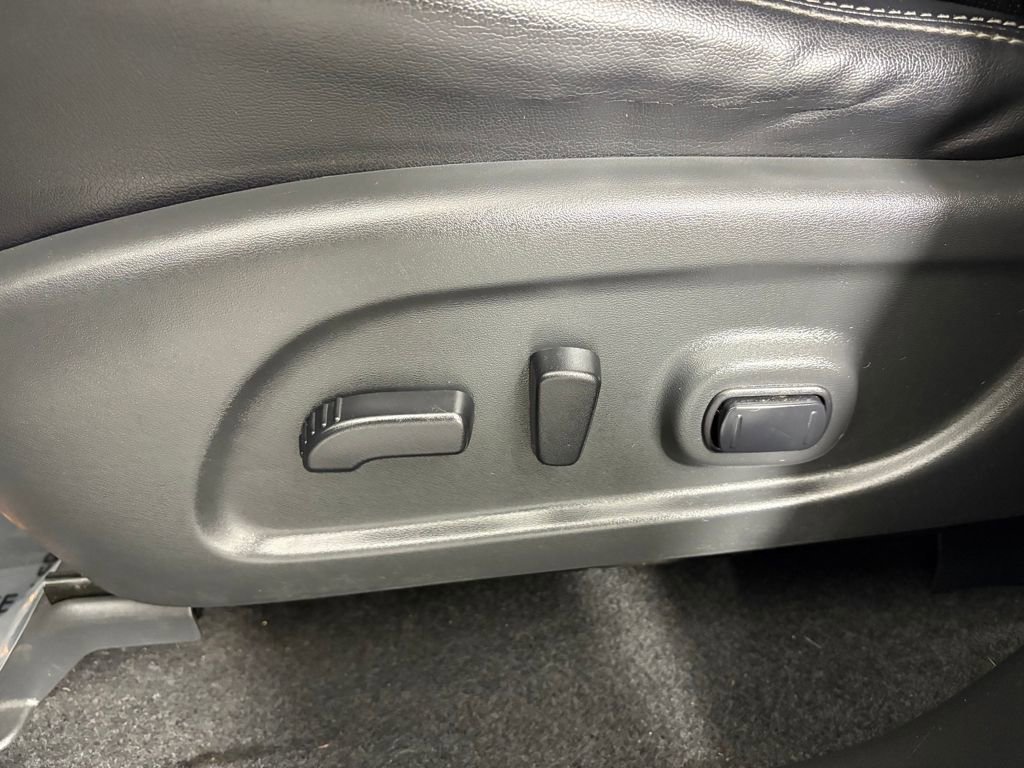 Used 2020 Nissan Pathfinder Platinum image 15