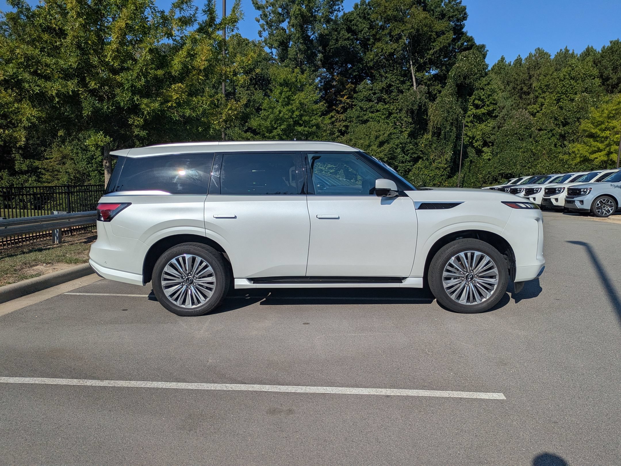 Used 2025 INFINITI QX80 Sensory AWD/4WD image 3
