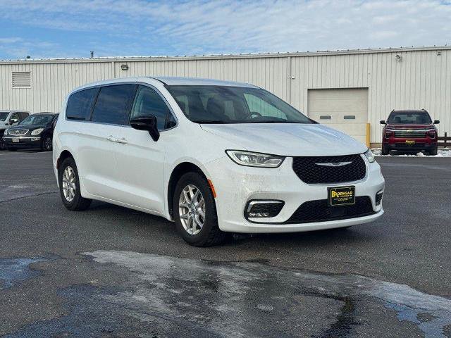 Used 2024 Chrysler Pacifica Touring-L FWD image 3