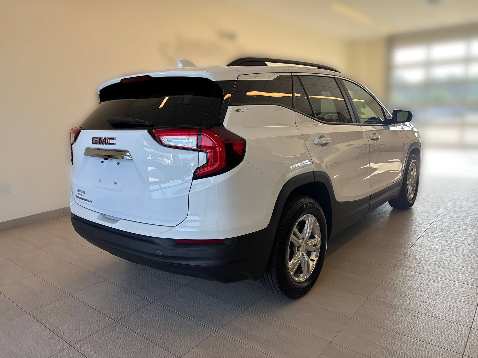 Used 2022 GMC Terrain SLE w/ Driver Convenience Package FWD image 2